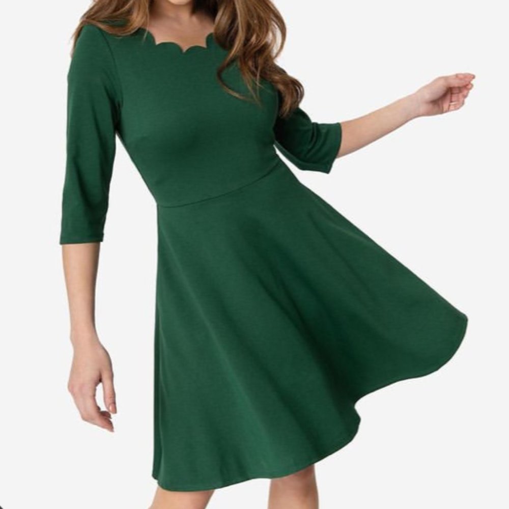 Smak Parlour Scalloped Fit and Flare dress, Dark Green, SIze Medium